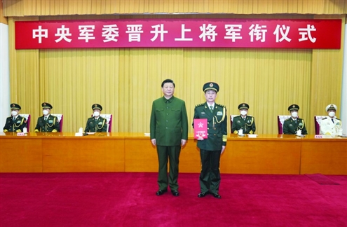 1月18日,中央军委晋升上将军衔仪式在北京八一大楼举行。中央军委主席习近平向晋升上将军衔的中部战区司令员黄铭颁发命令状。◎新华社发